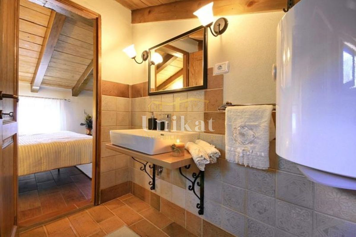 Prenovljena kamnita hiša s bazenom in pogledom na Motovun